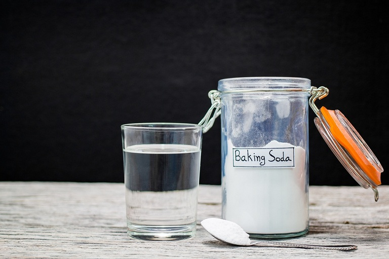 Vệ sinh bình thủy tinh bằng Baking soda
