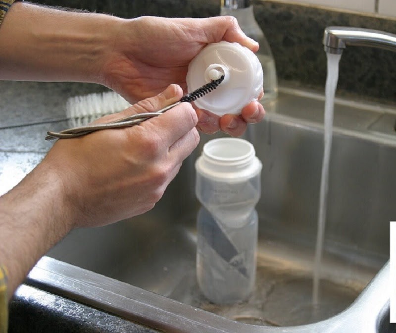 Cần vệ sinh bình nhựa sạch sẽ sau khi khi sử dụng 